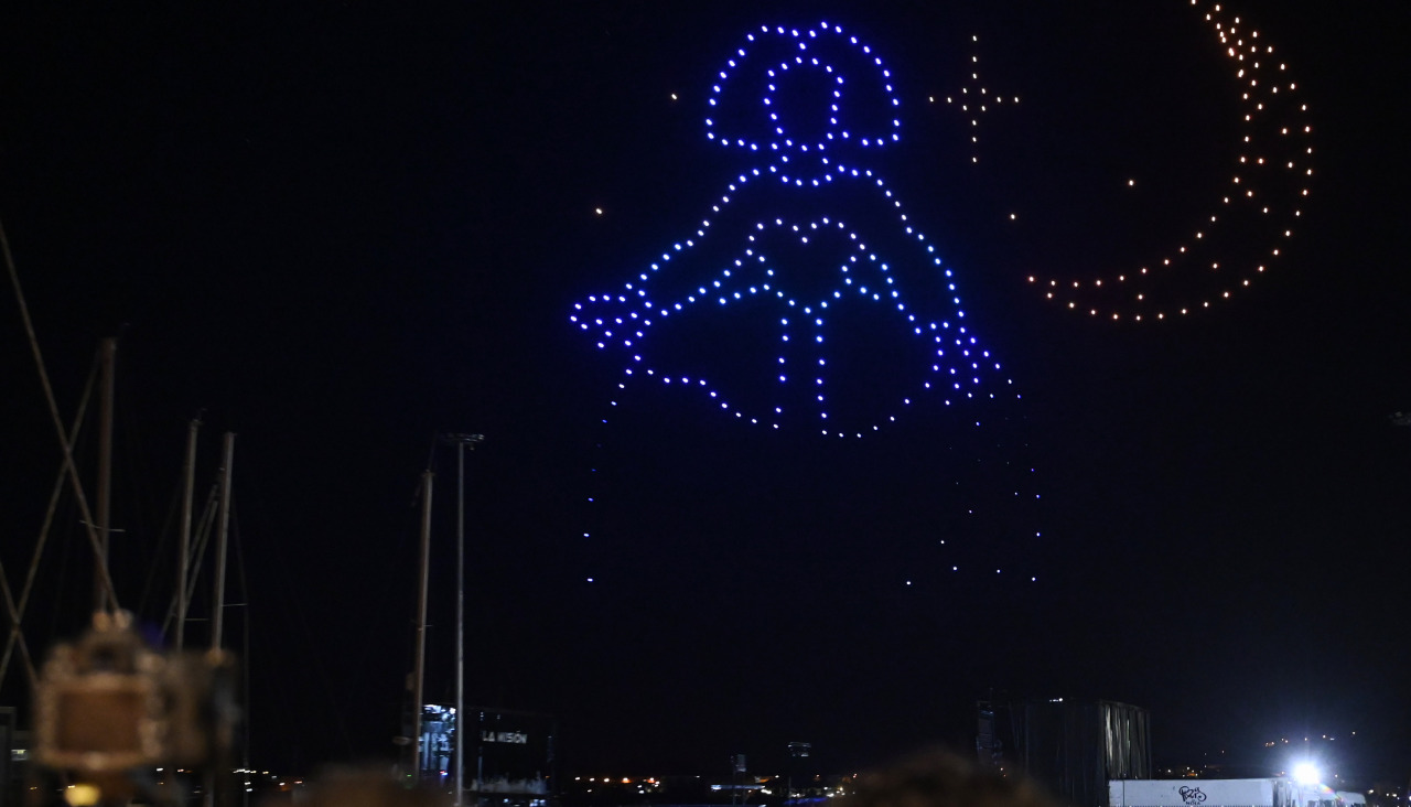 Drones y fuegos artificiales iluminaron la ría de Ferrol