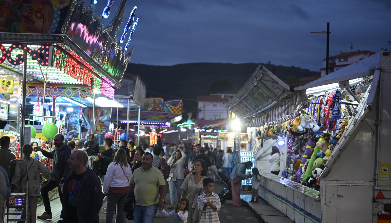 Atracciones de feria en la Festa das Peras del pasado 2025