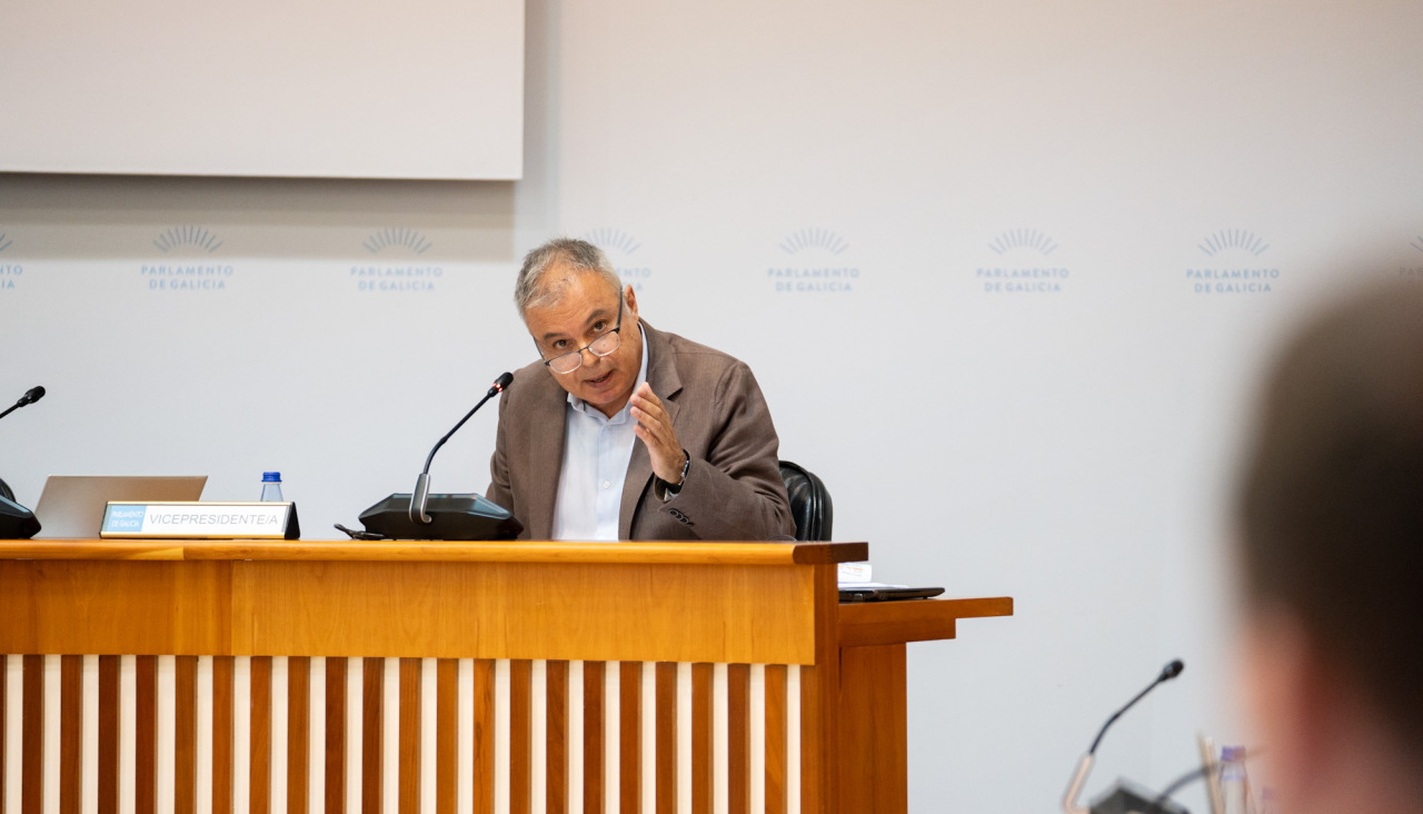 El secretario xeral de Vivenda, Heriberto García Porto, en la comisión 2ª del Parlamento gallego