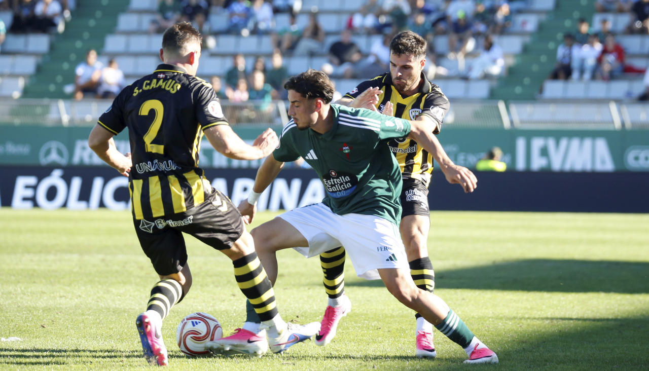 partido de fútbol entre el Racing y el Barakaldo