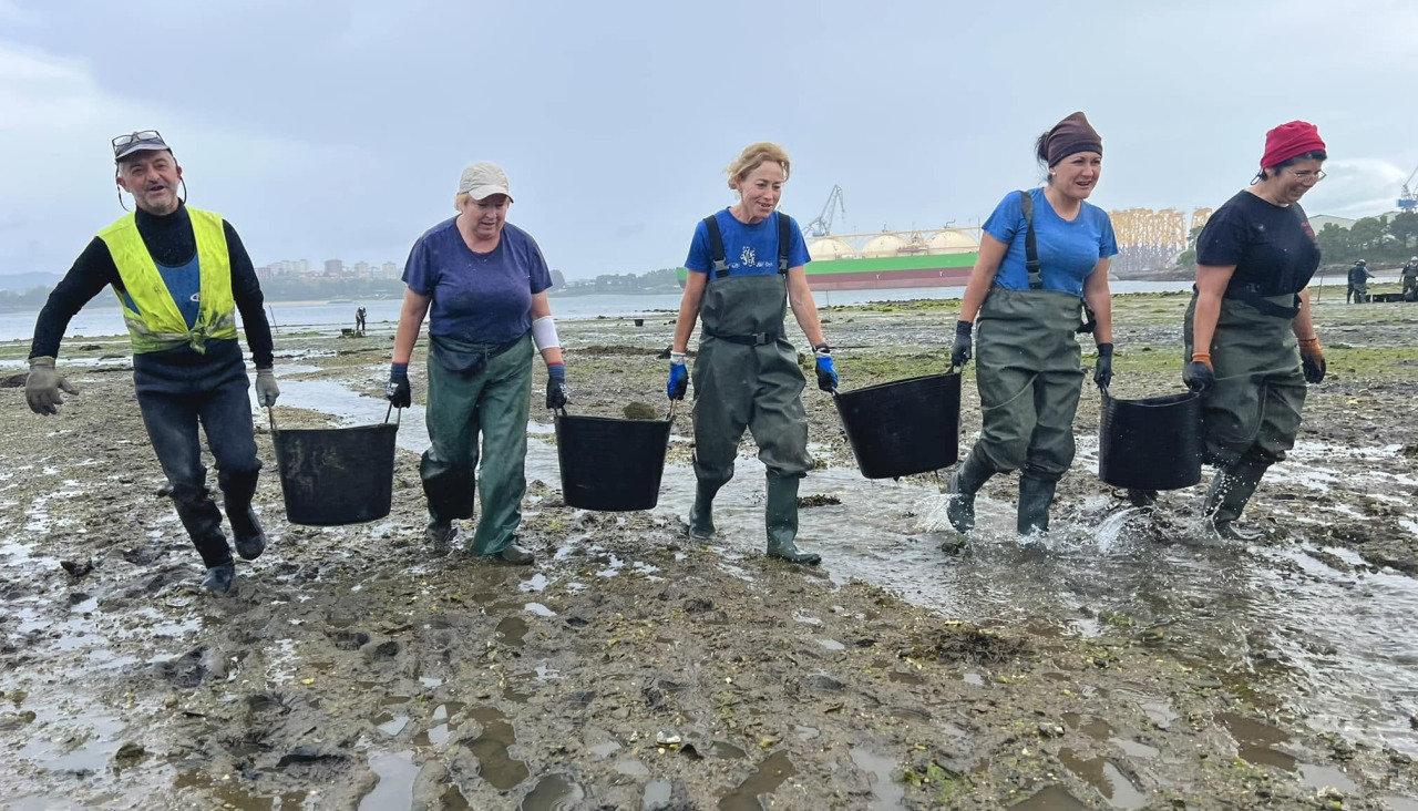 Mariscadoras de la Cofradía de Pescadores de Barallobre, en Fene