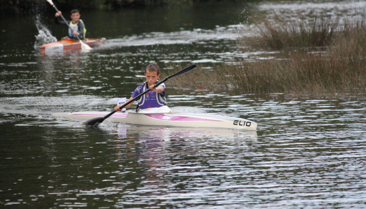 Deportistas del Grupo Xuvenil, en el río Sor