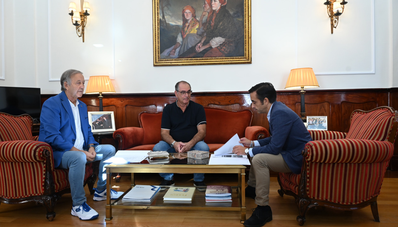 Reunión AAVV a Graña con rey Varela y Tomé