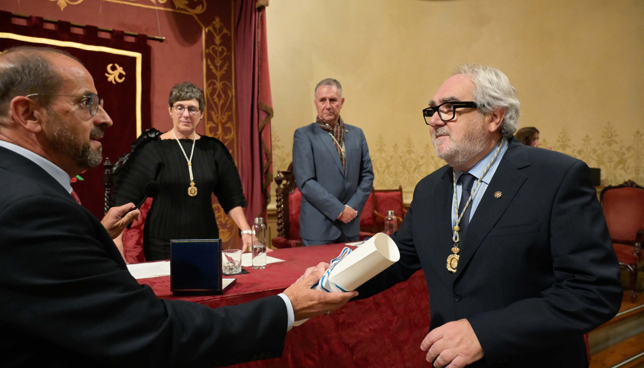 O acto celebrouse nun paraninfo ateigado de público, entre o que estivo o alcalde de Mañón, Alfredo Dovale