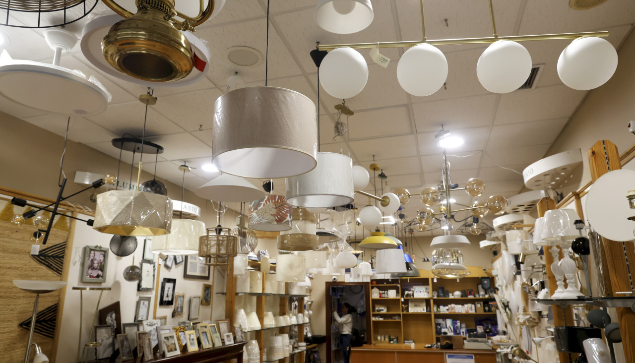 Tiendas de iluminación, un sector que en Ferrol brilla con luz propia