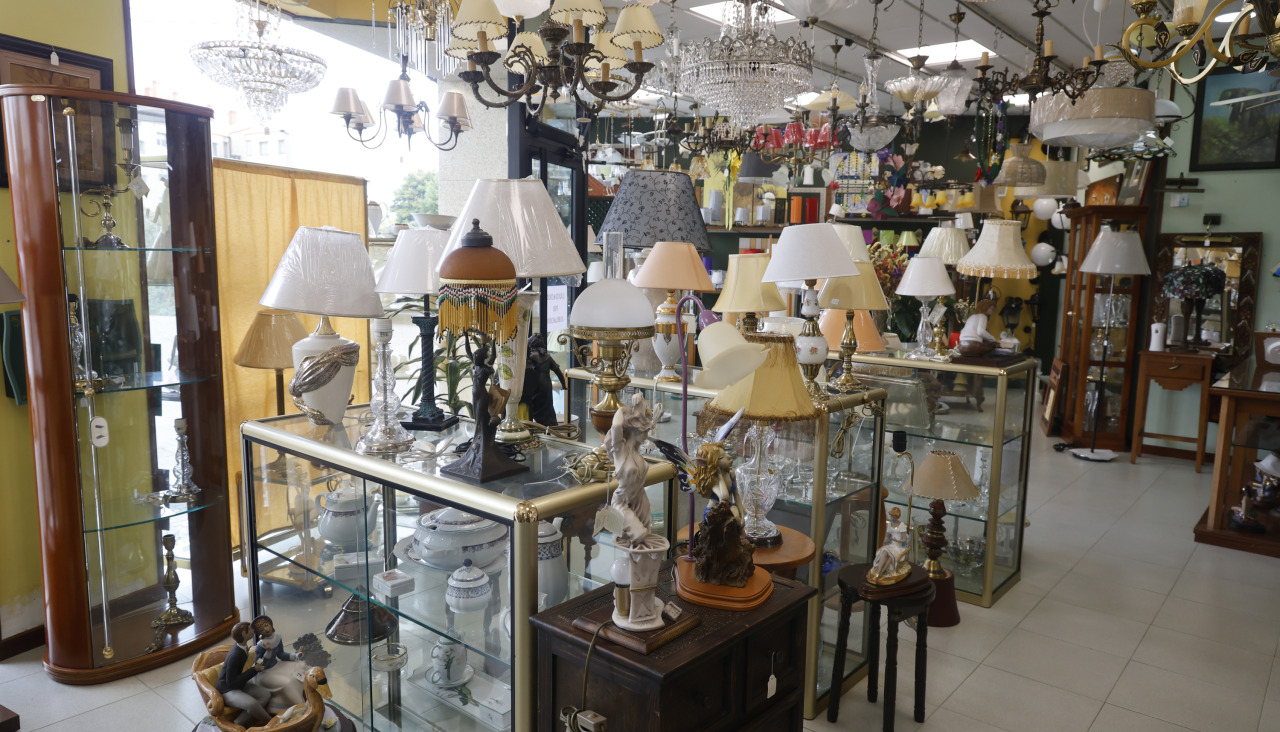 Tiendas de iluminación, un sector que en Ferrol brilla con luz propia