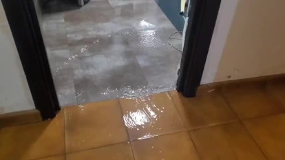 Agua entrando en el bajo de un vecino de O Seixo, en Mugardos
