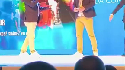 Xan Suárez recibiendo el premio a mejor entrenador