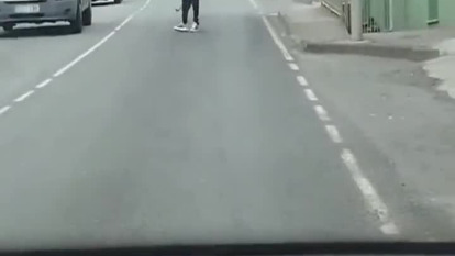 Hombre enloquecido deambula por Sillobre con una gran hoz