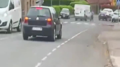Hombre enloquecido deambula por Sillobre con una gran hoz