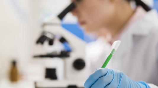 Cientifica trabajando en el laboratorio