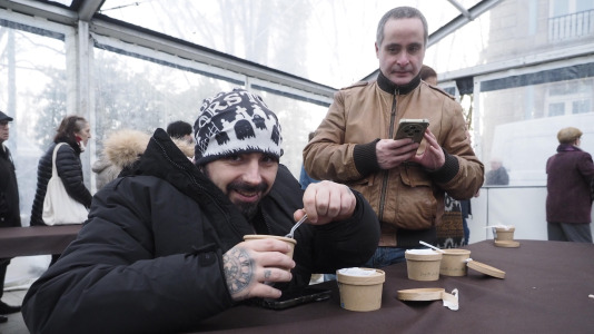 San Julián degustación arroz con leche en la plaza de Constitución