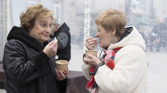 San Julián degustación arroz con leche en la plaza de Constitución