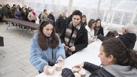 San Julián degustación arroz con leche en la plaza de Constitución