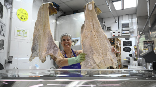 Loli Neira está al frente de Mercabacalao en el mercado central