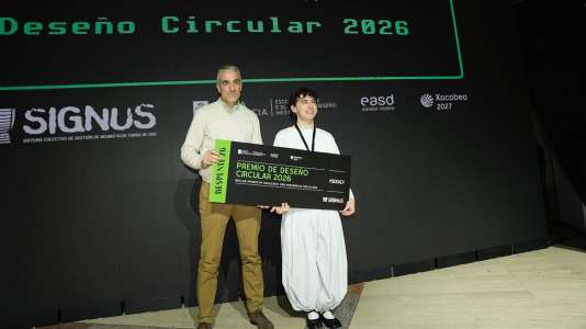 Fernando Coucheiro, de la patrocinadora sin ánimo de lucro Signus Ecovalor, entregó el premio al pontés