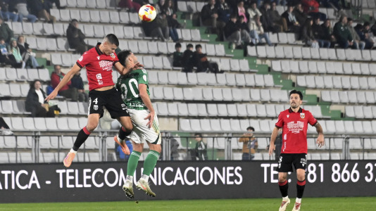 Fútbol. Racing contra Mérida