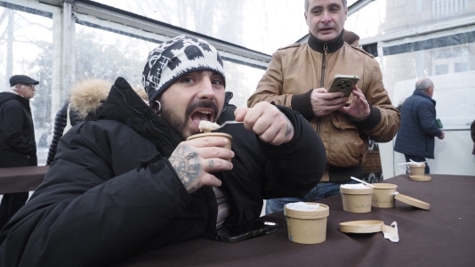 San Julián degustación arroz con leche en la plaza de Constitución