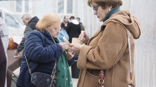 San Julián degustación arroz con leche en la plaza de Constitución
