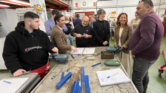 José Manuel Rey Varela  e a conselleira do Mar, Marta Villaverde  visitan a Escola Náutico Pesqueira