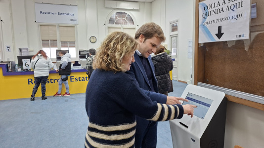 El concejal probando el nuevo dispensador de tíckets en el Registro