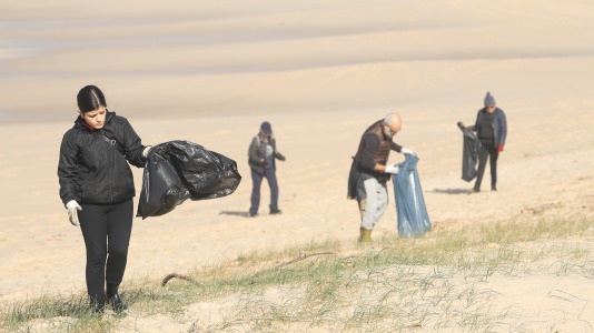 Limpieza playa de Doniños