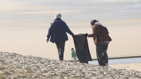Limpieza playa de Doniños