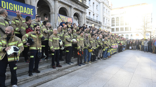 Concentración bomberos en Armas