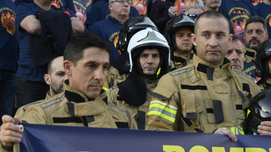 Concentración bomberos en Armas