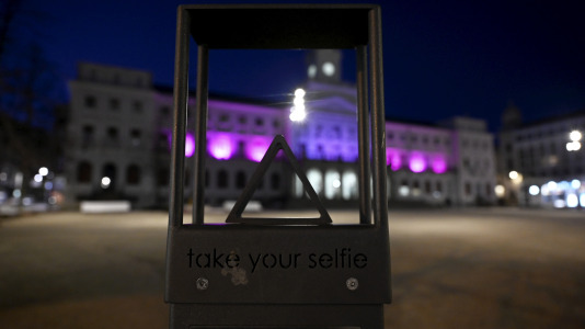 8M. Fachada del concello iluminada de morado