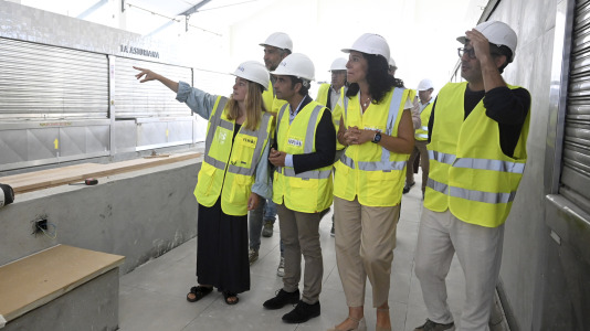 El Alcalde visita nave pescadería de Ucha
