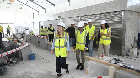 El Alcalde visita nave pescadería de Ucha