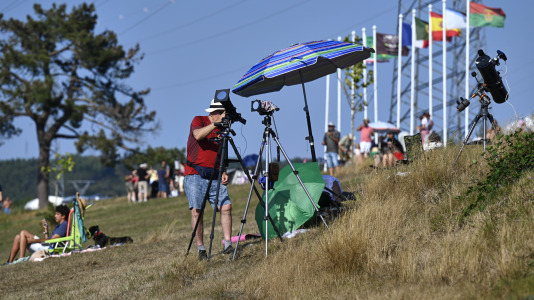 Viendo el eclipse desde el lago de As Pontes