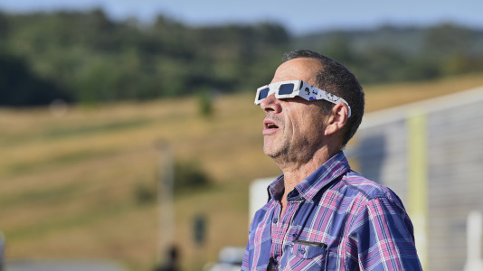 Viendo el eclipse desde el lago de As Pontes