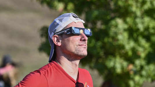 Viendo el eclipse desde el lago de As Pontes