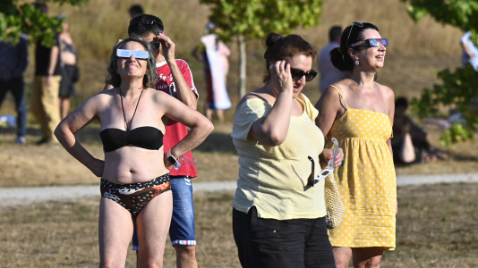 Viendo el eclipse desde el lago de As Pontes