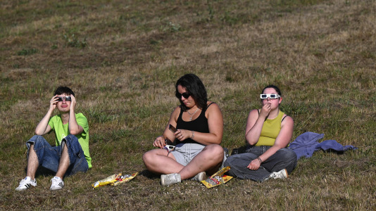 Viendo el eclipse desde el lago de As Pontes