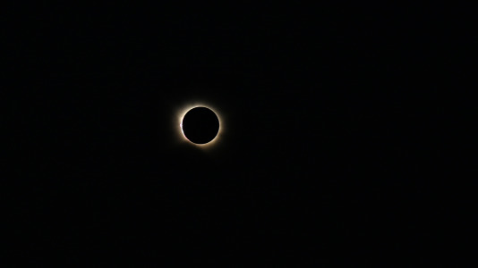 Viendo el eclipse desde el lago de As Pontes