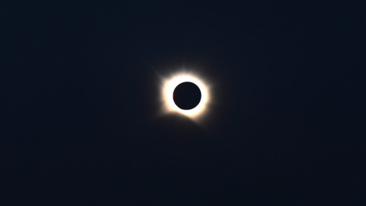 Viendo el eclipse desde el lago de As Pontes
