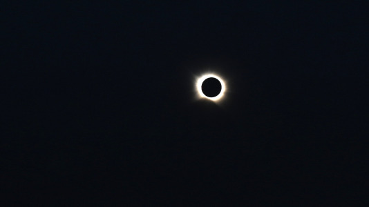 Viendo el eclipse desde el lago de As Pontes