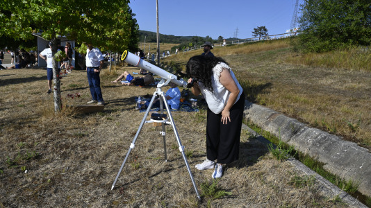 Viendo el eclipse desde el lago de As Pontes