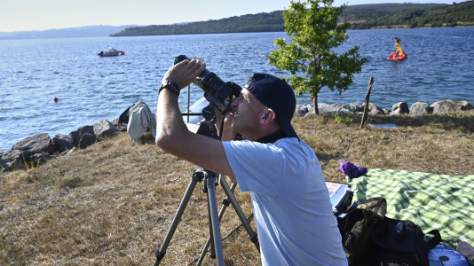 Viendo el eclipse desde el lago de As Pontes