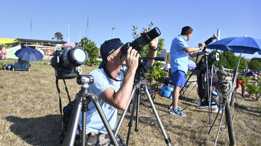 Viendo el eclipse desde el lago de As Pontes
