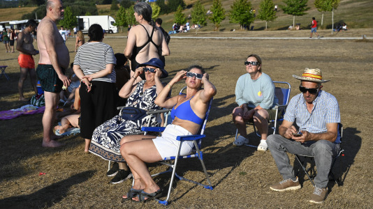 Viendo el eclipse desde el lago de As Pontes