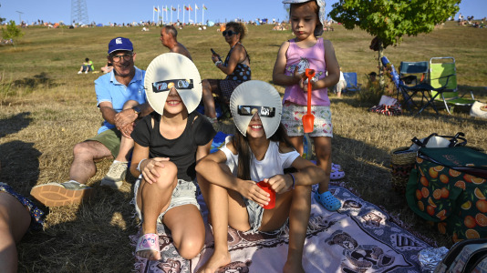 Viendo el eclipse desde el lago de As Pontes
