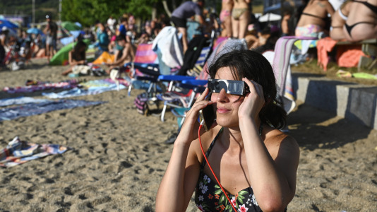 Viendo el eclipse desde el lago de As Pontes