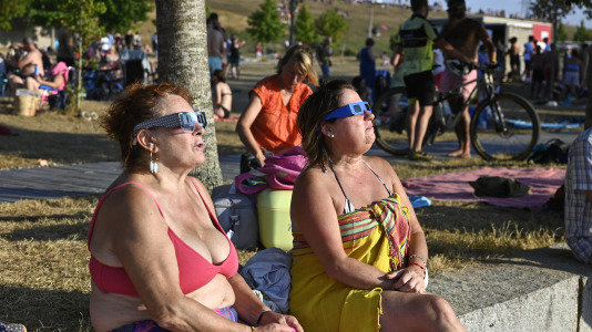 Viendo el eclipse desde el lago de As Pontes