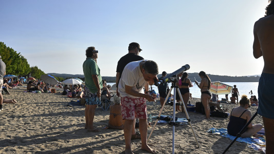 Viendo el eclipse desde el lago de As Pontes