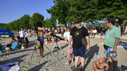 Viendo el eclipse desde el lago de As Pontes