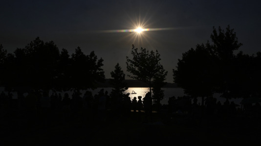 Viendo el eclipse desde el lago de As Pontes